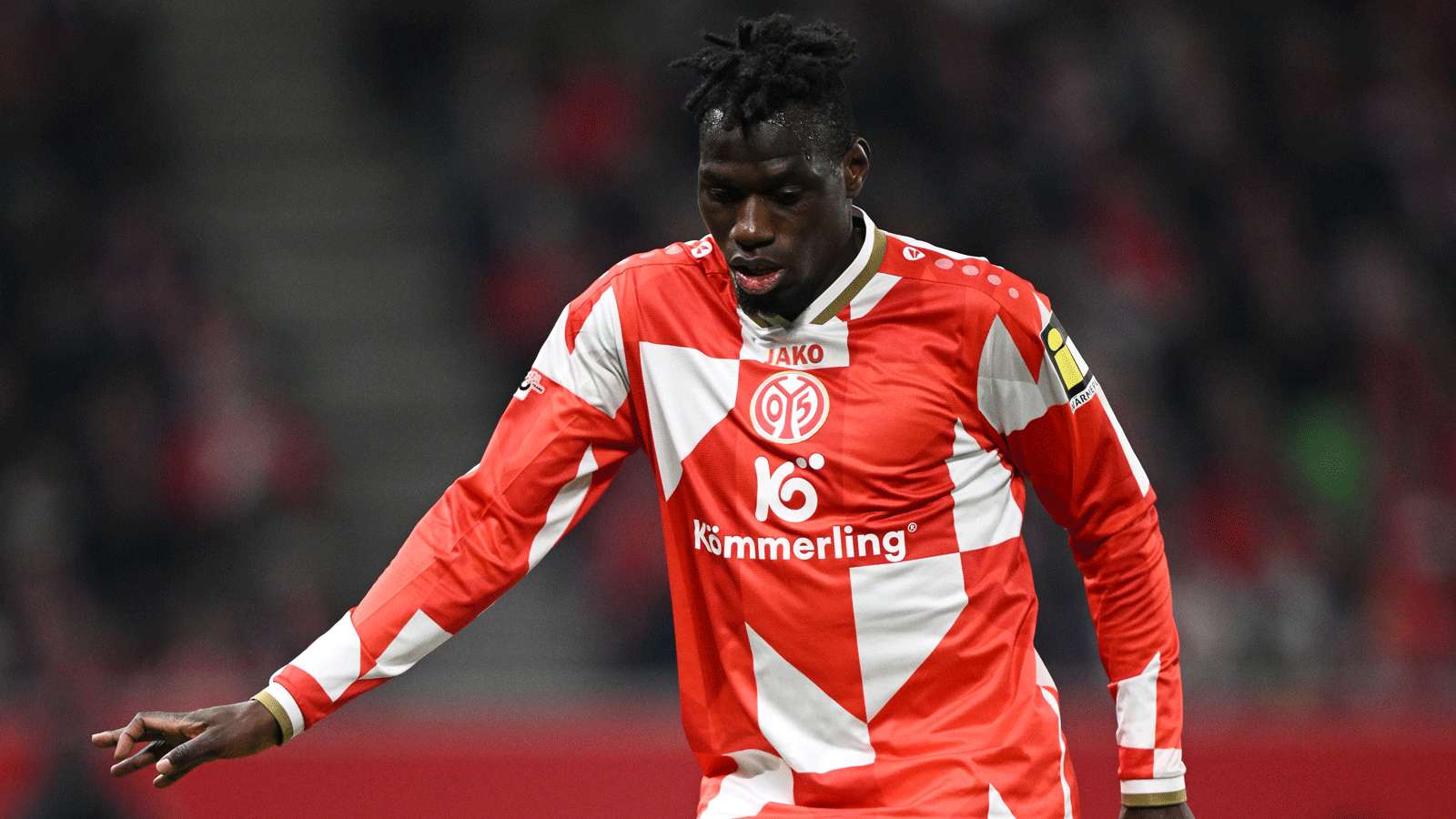 Danny da Costa’s Toilet Break Shock: Mainz Defender Leaves Pitch Mid-Match