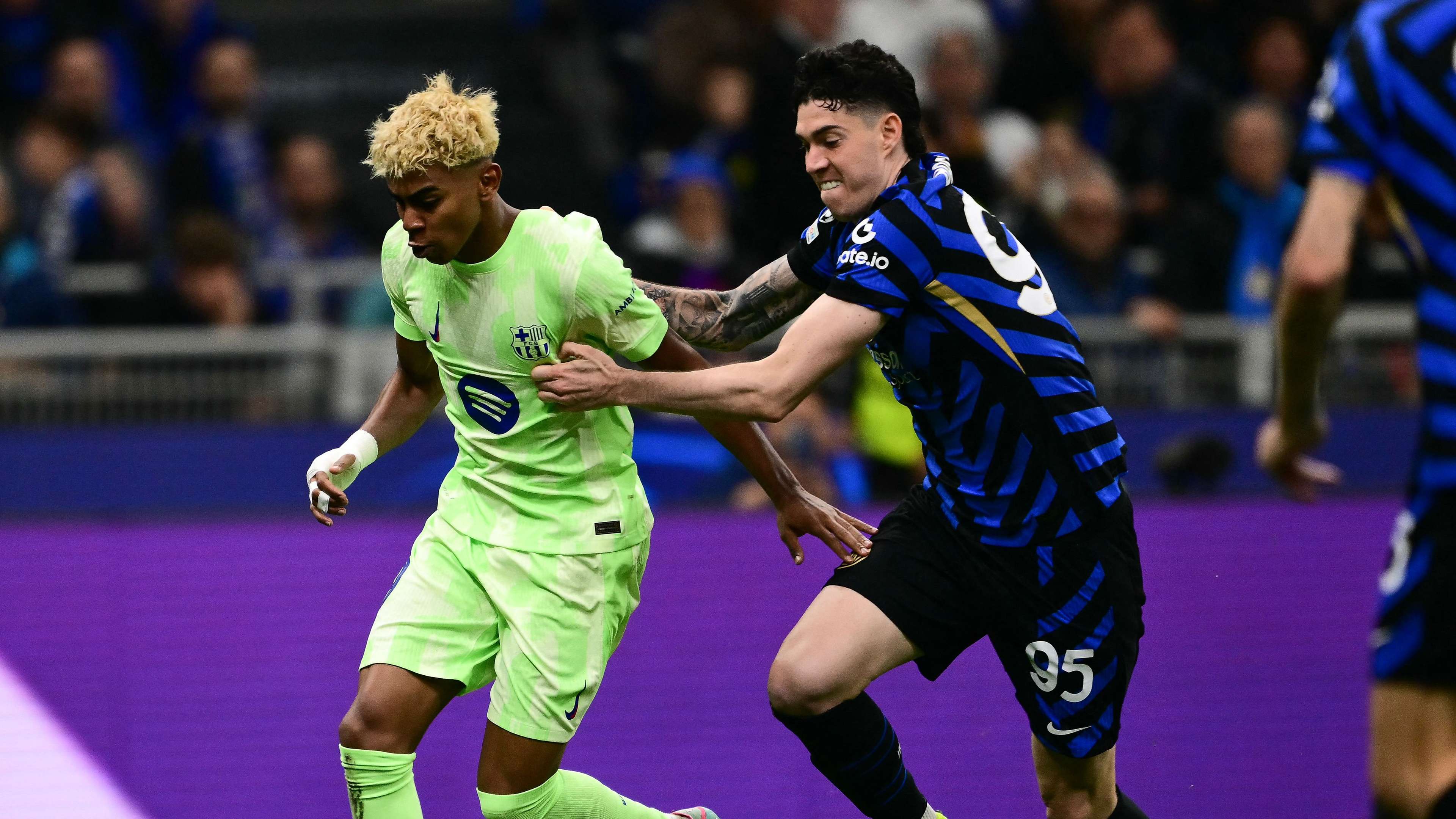 Barcelona Weighs Bastoni vs Vuskovic for Defensive Reinforcement