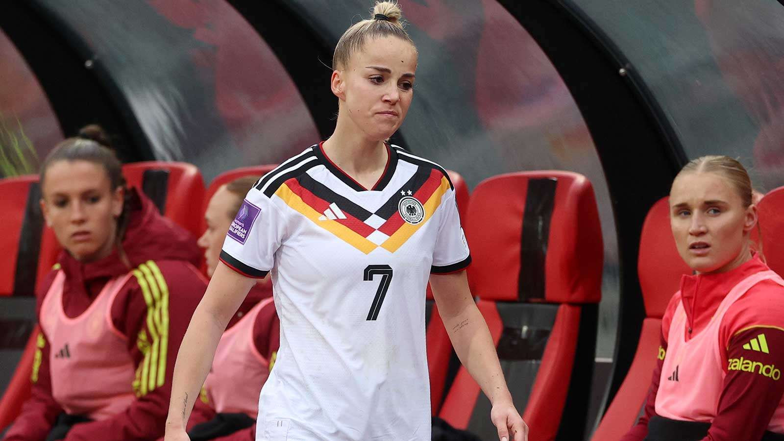 Giulia Gwinn Frustrated with Shoulder Injury Ahead of Bayern's Season Finale