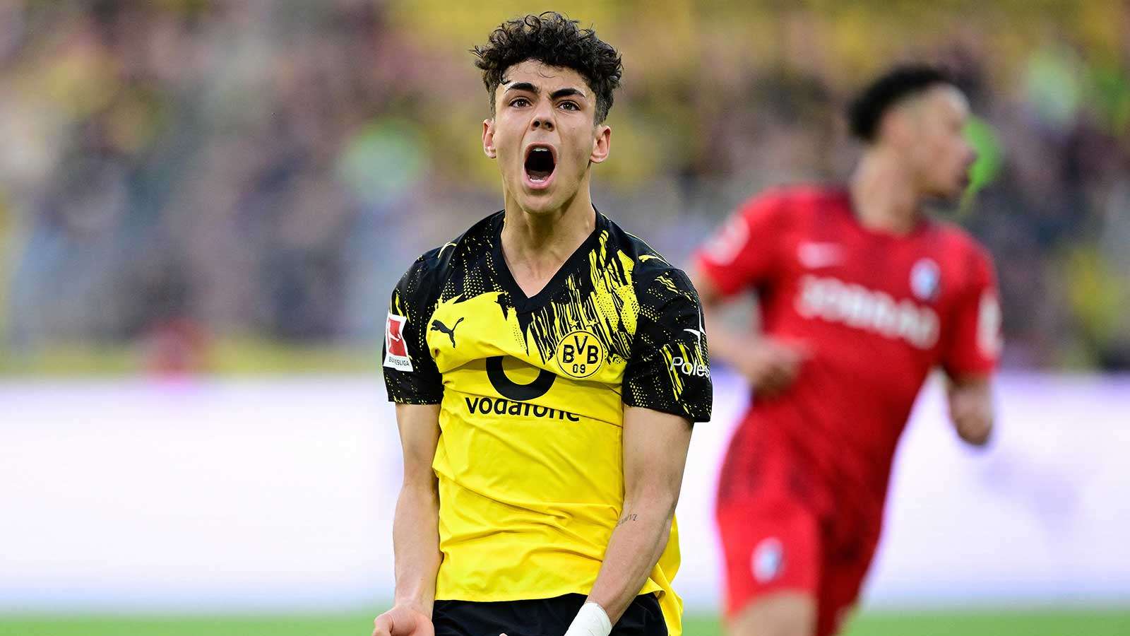 BVB's Samuele Inacio Shines in 4-0 Win Over Freiburg